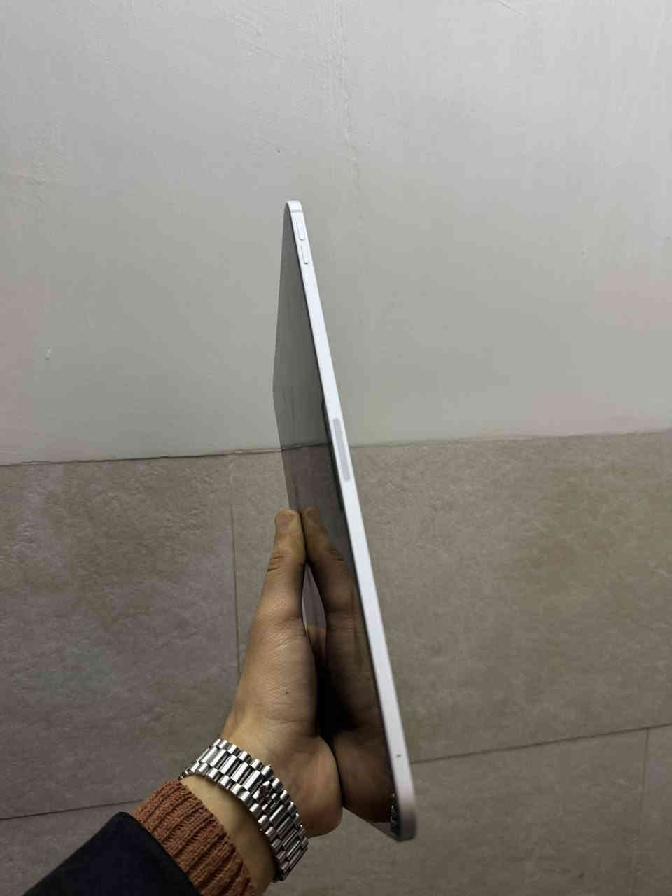 ايباد ١١ برو m5 ذاكرة ٢٥٦ لون سلفر ضمان برج العرب
نظافة ١٠٠٪؜ بطارية ١٠٠٪؜ مشحون ١٨ مرة 
غراض كاملة 
سعر مليون و٢٢٥ وبي مجال بسيط 
مكان : بغداد / دورة / صحة
تواصل : ***********
