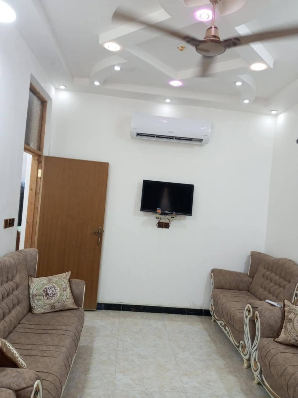 🚩مشتمل للبيع في الطشاش شارع القاظي ( توزيع البلديه) بناء حديث 2022 يباع نقد

🎗️يتكون الطابق الاولى
غرفة نوم+هول+مطبخ  +استقبال+صحيات خارجيه وداخليه 

🎗️يتكون الطابق الثاني
 صحيات وبيتونه 

🔸شارع /12 م
🔸 خدمات/ ماء وكهرباء 
🔸المساحه/100م 
🔸الواجه /5 م
🔸النزال/ 20 م 
🔸الموقع مميز / قرب شارع القاضي 
🔸السعر /130 

📲 للاستفسار الاتصال ***********
