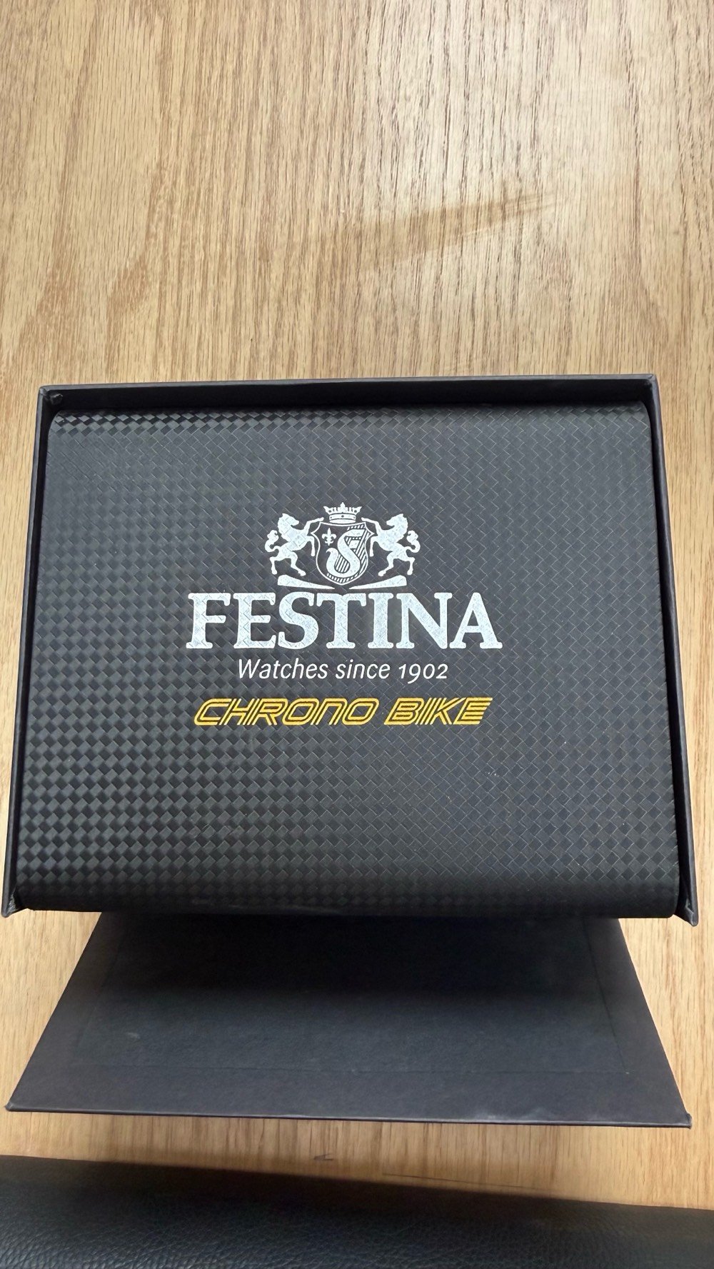 🔥 للبيع: ساعة Festina Chrono Bike — Special Edition
ساعة رجالية أصلية، حالة ممتازة، استعمال خفيف.
▪️ كرونوغراف رياضي فاخر — صناعة إسبانية
▪️ علبة فولاذية 44.5 ملم بلمسات Rose Gold
▪️ مقاومة ماء 10 بار (تتحمل السباحة)
▪️ حركة كوارتز يابانية Miyota
▪️ زجاج معدني مقاوم للخدش
يشمل البيع:
✅ السوار المعدني الأصلي
✅ سوار مطاطي أزرق إضافي
✅ أداة تغيير السوار
✅ العلبة الأصلية كاملة
💰 السعر: 300,000 دينار — قابل للتفاوض للجاد
📍 بغداد — التسليم باليد
 واتساب
ملاحظة: سعرها الأصلي يتجاوز 450,000 دينار. فرصة لمحبي الساعات الأصلية بسعر مغري.
