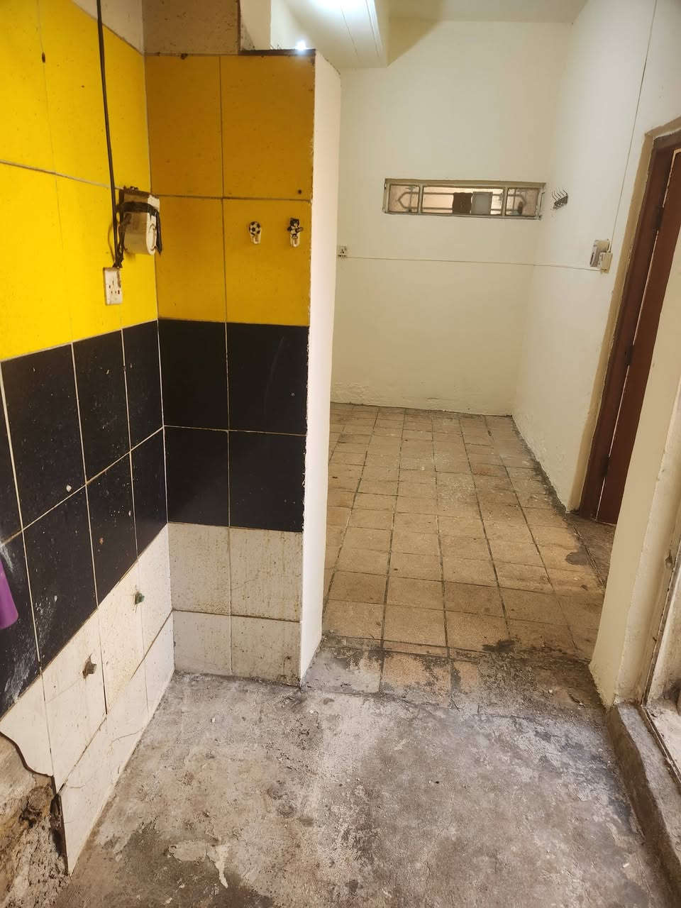 سلام عليكم شقه من بيت طابق اول غرف كبار صاله ومطبخ حار بارد وغرفه نوم وسطح مكانه معلمين مقابل متنزه ايجاره ٤٥٠. *********** رقم صاحب الدار
