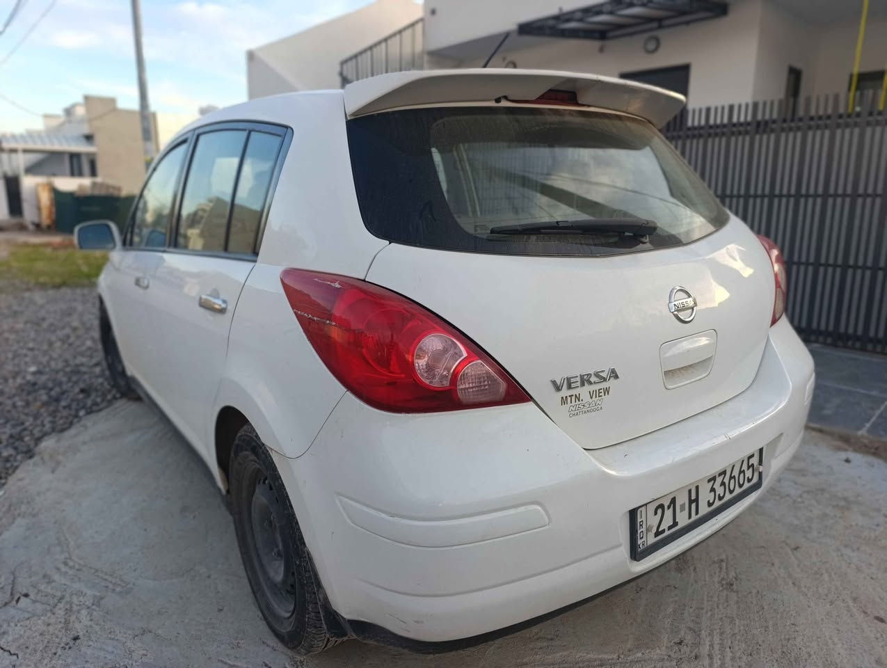 نیسان ڤێرسا سپی ناوزەرد 2011 
سەنەوی و رەقەمی نوێیە تا 27 مانگی 7 سالی 2027
تایەوپاتری نوێیە 
دوپارچە بۆیاخی هەیە چەمەڵاغ و بۆنیت بەبێ ناو 
گۆرینەوەش دەکەم ،
تێبینی مەکینەی رۆن سەرف دەکات 
سەیارەکە لەڕانیەیە 
کۆتا نرخی 88گەڵایە 
*********** رانية, السليمانية
