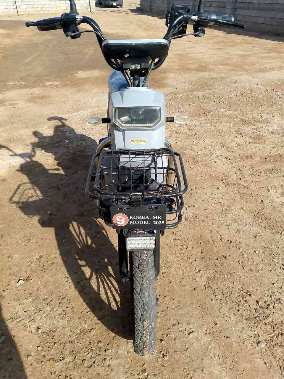 دراجة شحن موديل 2025  ماشي شيء قليل من  البيت إلى مكان العمل كامل مواصفات خمسة بطاريات نظيفات واربعة نمر للايت عالي وناصي اناره كاملة ودبل اشارة بصمه عدد2 وسويج تشغيل وقفل الستيرن وقفل الكشن وقفل الجنطة  السرعة 99 نظافة فول أخو الجديد   وتشغيل نظام بلوتوث 

السعر 450 وبيه مجال 

للاستفسار الاتصال على الرقم ***********
