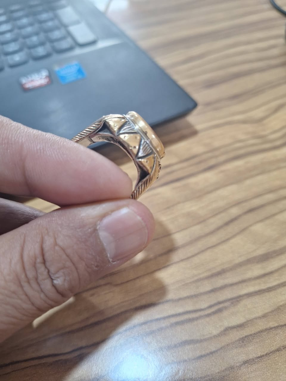 الصور تتكلم
عيار الذهب 21 

صياغة باسم زاروكه القديمه 

اما الحجر امام العين


**إذا كنت صاحب هذا الإعلان وتريد حذفه لأي سبب، رجاءا أرسل رسالة إلى الدعم الفني**