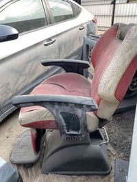 كراسي للبيع سبب البيع متروكات صار 4 اشهر ومستعجل علا بيعهن سعر مناسب ق...