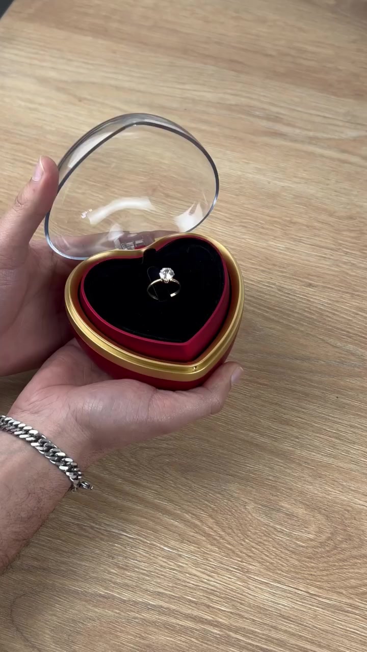 عيد الحب ❤️ على الأبواب
بوكس هدية قلب فاخر مع خاتم قابل للتمديد ووردة ديكورية

الاستخدامات

تقديمه كهدية راقية في المناسبات الخاصة مثل الخطوبة، عيد الحب، ذكرى الزواج، أو أعياد الميلاد.

استخدامه كعلبة أنيقة لحفظ الخاتم أو المجوهرات الصغيرة.
مفاجأة رومانسية تعبّر عن الحب والتقدير بشكل مميز.
مناسب للعرض كقطعة ديكور جميلة داخل غرفة النوم أو على طاولة الزينة.

المميزات

تصميم قلب أنيق باللون الأحمر مع حافة ذهبية فاخرة ولمسة رومانسية جذابة.
غطاء شفاف صلب يتيح رؤية محتوى البوكس بوضوح ويضيف لمسة فخامة.
يحتوي على وردة حمراء ديكورية ثابتة ترمز للحب.

خاتم بتصميم أنيق، قياس 18.75 مم وقابل للتمديد ليناسب أغلب المقاسات.

قاعدة داخلية مخملية سوداء لحماية الخاتم وإبرازه بشكل جميل.
خامات متينة ومناسبة للهدايا الراقية.

يأتي داخل كرتون أنيق مناسب للتغليف والتقديم مباشرة.
محتويات الصندوق
بوكس هدية على شكل قلب مع غطاء شفاف.
وردة ديكورية حمراء داخلية.
خاتم قابل للتمديد.
بطاقة معايدة داخلية أنيقة.

الملاحظات
قياس الكارتون:
- الطول: 12.5 سم
- العرض: 11 سم
- الارتفاع: 12 سم

قياس الخاتم: 18.75 مم – قابل للتمديد.
لون وتصميم الوردة ثابت كما هو موضح في الصور.
المنتج مناسب للإهداء مباشرة دون الحاجة لتغليف إضافي.
*********** واتساب أو مراسلة الصفحة
