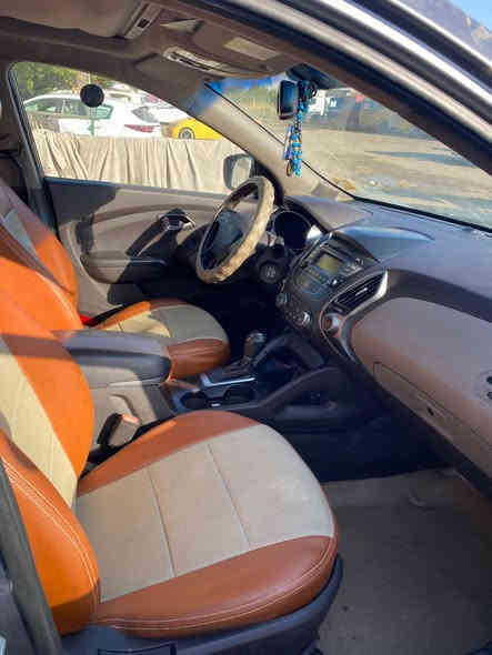 السلام عليكم 
السياره توسان ٢٠١٦ خليجي. بنوراما
بلادية مابيها صبغ
 بيها مكان بسيط راجع على البارد الباب جهة السايق
محرك صدر گير بلادي 
كامره بلادية بالمراية الأمامية
دوشمة كشنات أرضية جلد
مع باقي المواصفات
محرك دوش 2000
السعر 160 ورقة. وبيها مجال
الاتصال *********** بغداد
