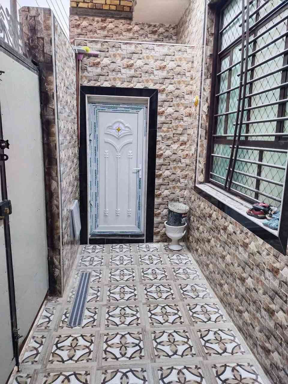 بيت ١٠٠ م للبيع  طابو طابقين بناء حديث درجه اولى الطابق الأول يتكون من غرفه وصاله واستقبال ومطبخ وصحيات والطابق الثاني يتكون من ثلاثه غرف وصاله  وصحيات العنوان حي الفداء شارع المركز  سعر  الشراي يتفضل خاص او يتصل ***********
