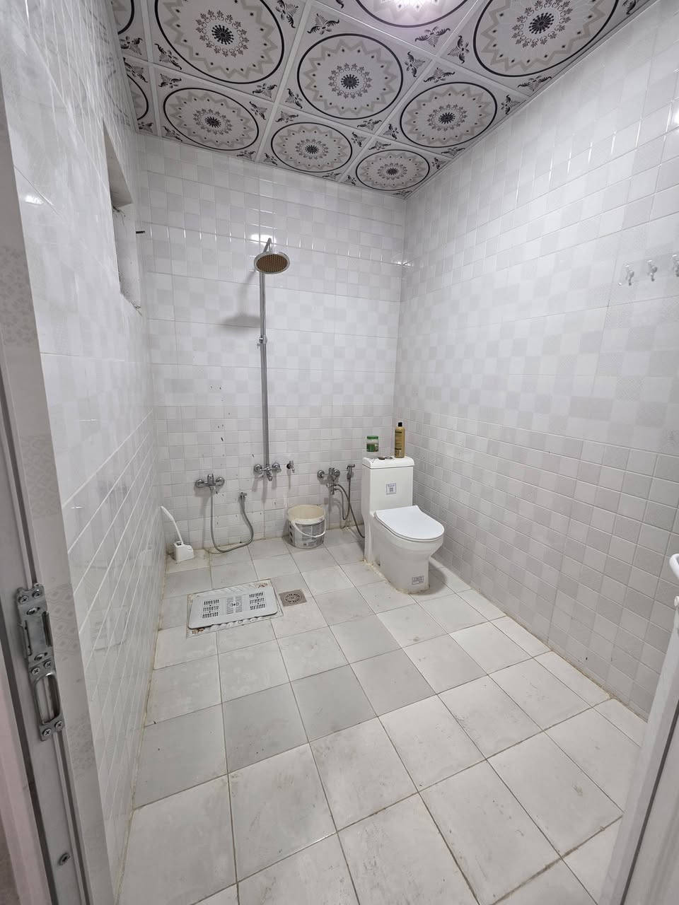 #دار للبيع طابقين جديد ( زيرو)
يتكون من ٤ غرف نوم +مخزن +مطبخ حار بارد
+خطار +صاله + ٣ مجاميع صحية
سقوف ثانوية كتائب حماية للشبابيك ابواب تركي
#مساحة ٢٠٠ متر 
ديوم التوحيد بضهر شارع ٦٠ اتجاه بغداد
-----------------------------------------
#للاستفسار الاتصال 
 ***********
