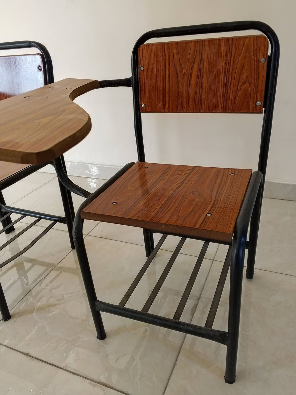 للبيع كراسي جامعية جديد العدد 30 كرسي سعر الواحد 20الف للاتصال ***********
