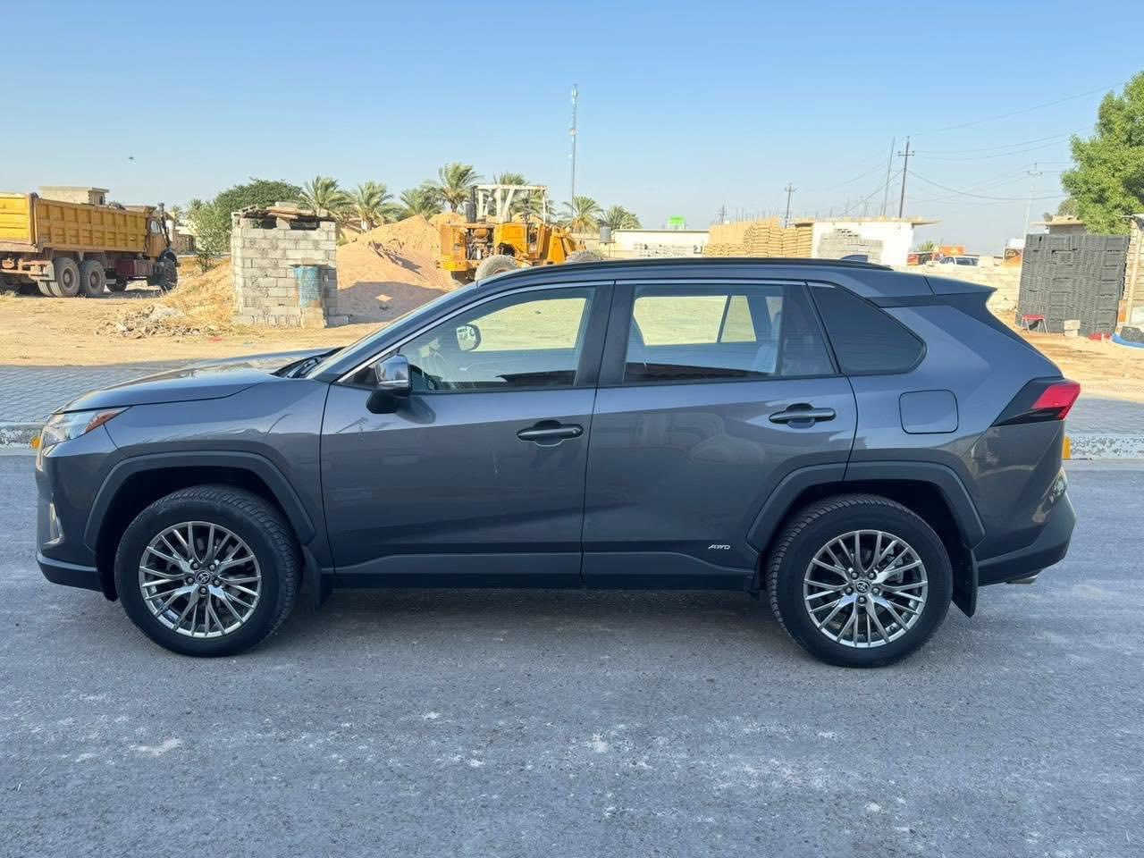 TOYOTA RAV4  HYBRID XLE 2023
تويوتا  راف فور  هايبرد XLE 
المسافة المقطوعه 113650mi
اللون فيراني  
المحرك 2500cc
الموديل 2023
مرقم بغداد 
 

                  ======= الاضافات👇👇 ======

فتحة كرستال ثلاث حركات 
شاشة كبيره انفكيشن. 
دفع رباعي 4x4.
رادار امامي 
 مانع تصادم
تصحيح مسار
مانع انزلاق
تحديد مسرب .
نقطة عمياء .
مثبت سرعة
هاند بريك كهربائي 
كاميرا خلفيه
كراسي جلد 
كراسي كهرباء 
كراسي ذاكره
طارة مدفية .
كراسي مدفية
بصمه أبواب
بصمه تشغيل
تحكم ستيران
شاحن وايرلس 
ويل 19 .
اضويه اماميه زنون LED
كشافات ضبابي LED 
اضويه خلفيه LED
حساسات خلفيه 
باب خلفي كهرباء
نظام GPS+ خرائط 
3 انظمة قياده Sport /ECO / Normal
كندشن مركزي امامي + خلفي 
بلوتوث 
مدخل AUX + USB

🚗🚗حادث السياره  كما موضح في الصور صبغ باب امامي يمين او جزء من جاملغ  🚗🚗

للتواصل : ***********
