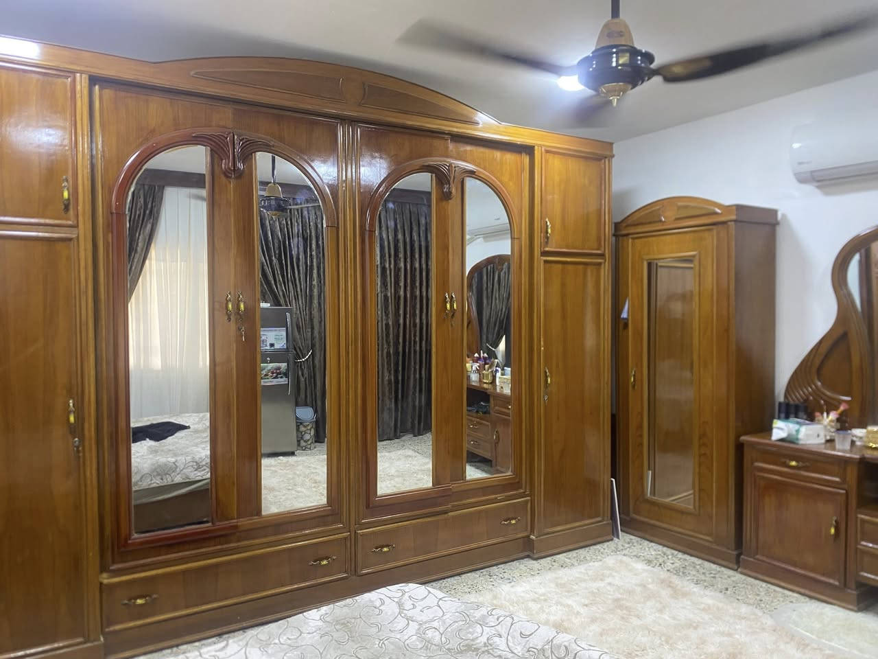 سلام عليكم غرفه عراقي تصميم تركي نضيفه 90‎%‎ عارضها مليون وخمسمية مكاني الدوره حي اسيا 
***********
