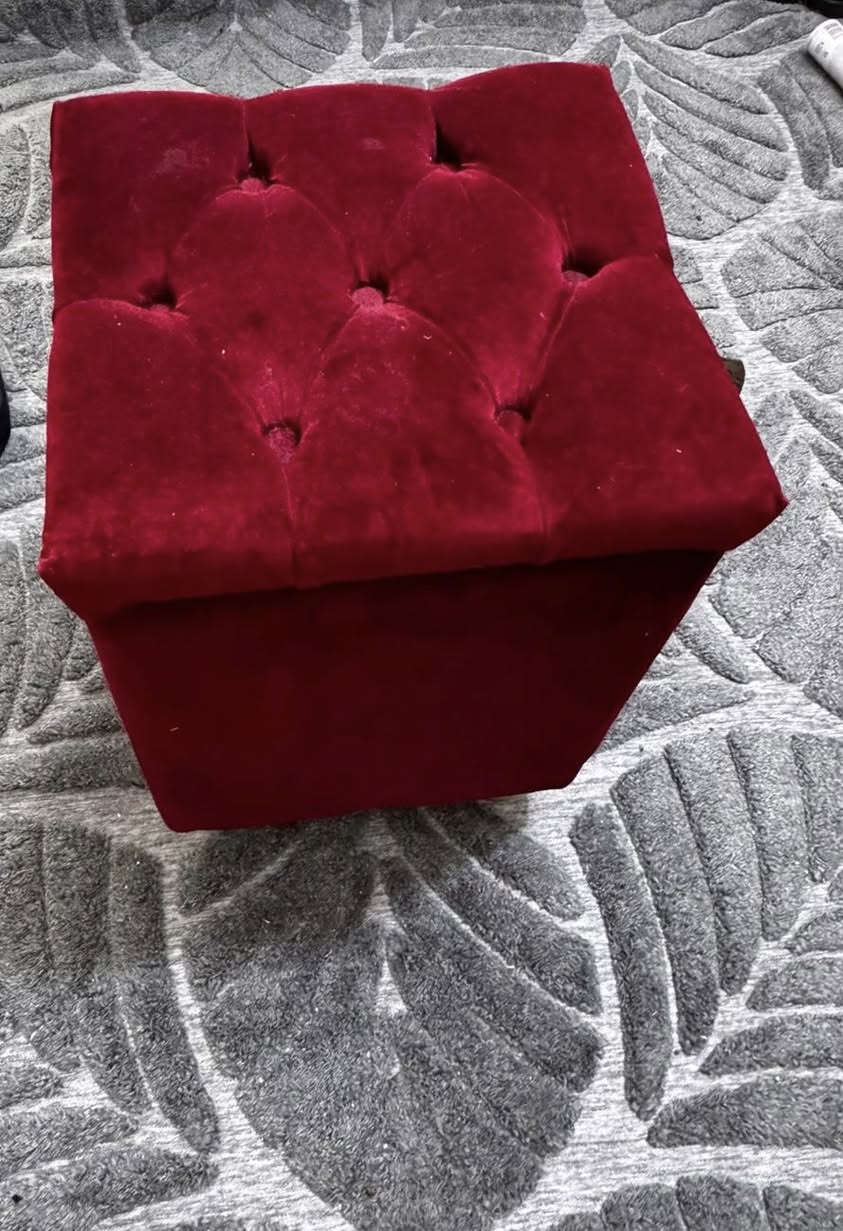 غرفة نوم تركية سبعة قطع كاملة نظافة ٩٠بالمية السعر ٧٠٠ و بيها مجال للشراي  *********** واتساب
