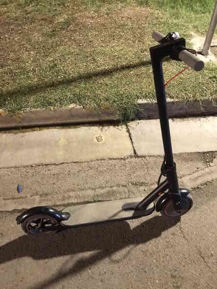 سلام عليكم                                                                سكوتر كهربائي لــلـــبــيــع (سكوتر شاومي ) 
بطاريه عاليه تكفي لمدة ٣ ساعات تكون حسب السرعه المحدده  
مدة الشحن تطول ٣ ساعات ضبط 
يتكون من ٣ سرعات ال اولى هيه Ego  يمشي بسرعه ١٥ ويطول لحد ٣ ساعات 
سرعه الثانيه هيه D يمشي بسرعه ٢٥ تطول البطاريه ٢ ساعات 
سرعه الثالثه هيه S (رياضي ) يمشي بسرعه ٦٥ يطول ساعه ونص 
كل السرعات حقيقيه 
كلشي ممبدل بيه بس جوب 
السعر ٢٥٠وبيه مجال للاستفسار اكثر الدخول خاص 
السكوتر جديد طالع بيه بس شهرين الموقع / حي الحامعه رقم الهاتف ***********
