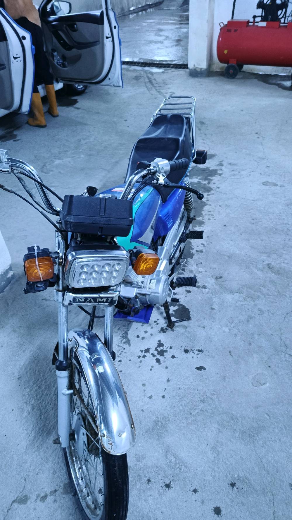 دراجة نضيفة واتخبل تاخذها تترحملي ومداريها دهن وبانزين ومستعجل على بيعتها لان عندي قصد مال جامعة اريد اسدده 