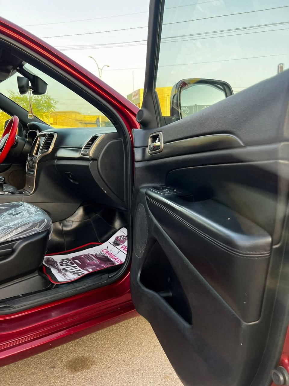 السلام عليكم شلونكم شباب
Jeep Grand Cherokee: 2015

-------------------------------------
#السعر :225$ وبيه مجال بسيط
‏
#رقم الهاتف : ***********

#رقم السيارة : بغداد إنكليزي 

#مكان السيارة : العماره  
-------------------------------------

السلام عليكم 
للبيع  Jeep Grand Cherokee موديل 2015 
وارد أمركي ضررها جدا بسيط صور الضرر مرفق بل منشور 
السيارة بيها قطعتين صبغ جاملغ امامي الايسر و بنيد بيها بارد بسيط بلباب الخلف السائق والجاملغ بدون خدوش موضح
والباقي كفاله عامه 
السيارة مسويلها سيرفس كامل قبل فتره صدر كامل تايرات تخم جديد  منضومة الماء بل كامل  
برمجه الشاشات نضام SRT  السيارة عزمها جدا حلو شرط احلى من الصور
ومواصفات السيارة معروفة بدون ذكر
السياره متعوب عليها كامله مكمله 

هزه وسنويه وأرقام جديد بأسمي 

سيارة بدون اي نقص واحلة من صورة شرط التحويل ❤️‍🔥

-------------------------------------
