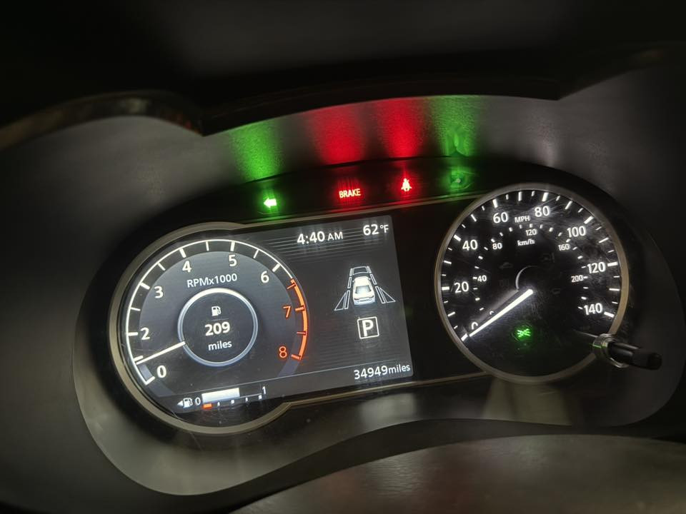 📣 للبيع: نيسان فيرسا 2020 SV - بحالة شبه زيرو
النوع: نيسان فيرسا (Nissan Versa)
الموديل: 2020
الفئة: SV (مواصفات مميزة)
اللون: أبيض صدفي (Pearl White) - لمعة ملكية مميزة جداً
المسافة المقطوعة: 35 ألف ميل فقط (ماشي قليل جداً)
✨ أهم المواصفات والمميزات:
• المحرك: 1.6 لتر، 4 سلندر (قمة في الاقتصاد بالوقود).
• التكنولوجيا: شاشة لمس كبيرة، دعم Apple CarPlay و Android Auto، تحكم ستيرن كامل.
• الأمان الذكي: رادار أمامي مانع للتصادم، تنبيه خروج عن المسار، رادار جانبي (نقطة عمياء).
• التشغيل: نظام تشغيل بصمة مع دخول ذكي للأبواب.
• التصميم: ويلات ألمنيوم أصلية قياس 16 إنش، مرايا جانبية بإشارات ضوئية.
🛠 حالة السيارة (الضمان والصدق):
• الحادث: حادث بسيط جداً (خشم البونيد فقط) موضح بالصور قبل التصليح.
• التصليح: تم التعديل والصبغ، والباقي كفالة عامة.
• المكانيك: المحرك، القير، التبريد، والمنظومة الكهربائية بشرط الفحص (شبه جديدة).
• الداخلية: نظيفة جداً وبحالة الوكالة.
📍 الموقع: كركوك (المعاينة متوفرة في المنطقة الصناعية أو حسب الاتفاق).
💰 السعر: 128 ورقة (قابل للتفاوض البسيط للجادين).
📞 للتواصل والاستفسار:
يرجى الاتصال على الرقم: [***********]
أو المراسلة عبر الواتساب مباشرة.
