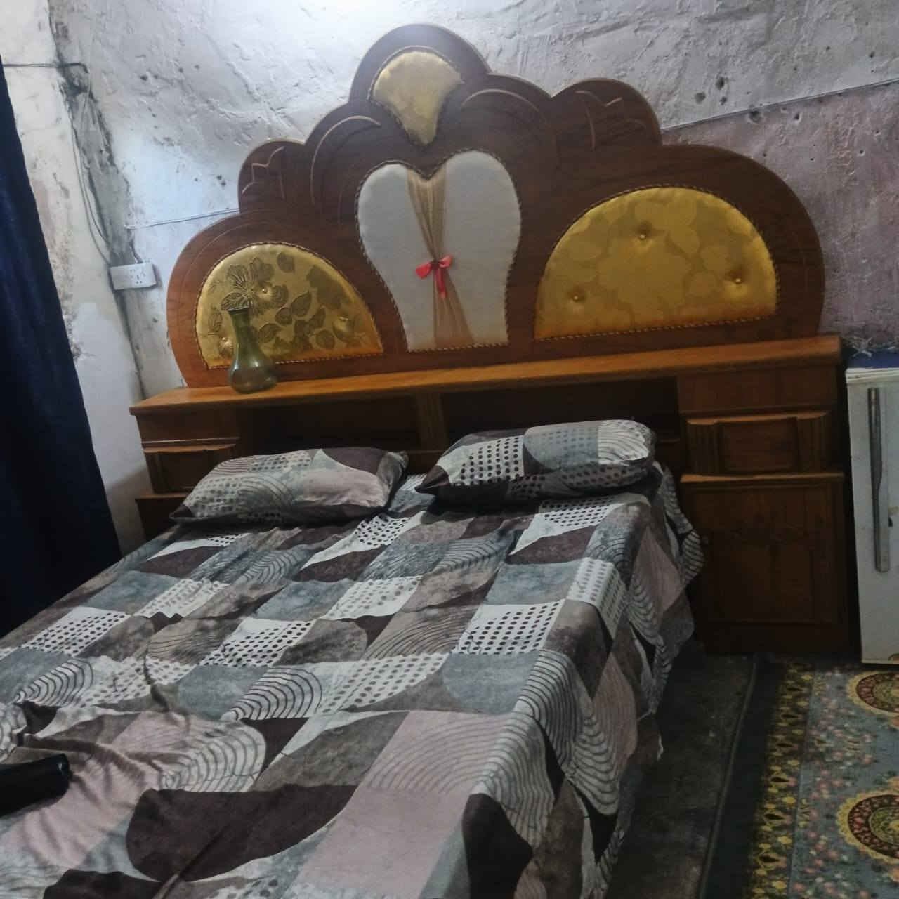 السلام عليكم غرفه عراقيه نضيفه للبيع مكاني الرشيد اليوسفيه ***********
