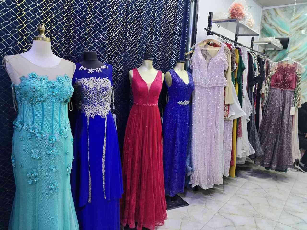 السلام عليكم اخواني عندي فساتين للبيع تصفيه محل بسعر مناسب للتواصل ***********
