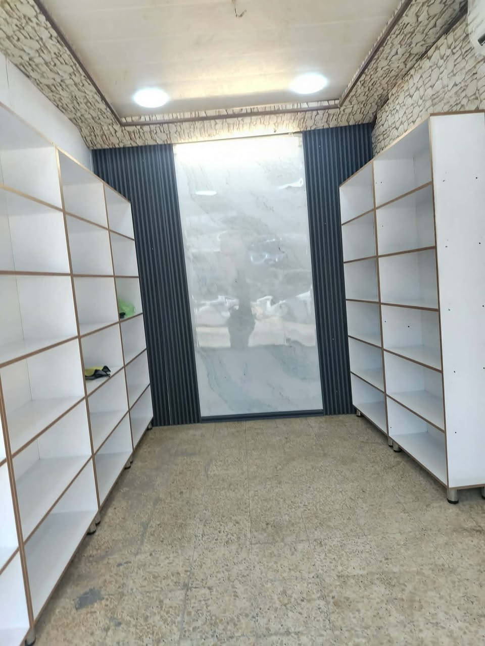 للبيع 6 فاترينات
ارتفاع ٢٢٠ عرض ٩٠ بين رف ورف ٣٠ سم  والرف عمق 30 ام دي اف درجه أولى 
سعر 520 
***********

النجف
