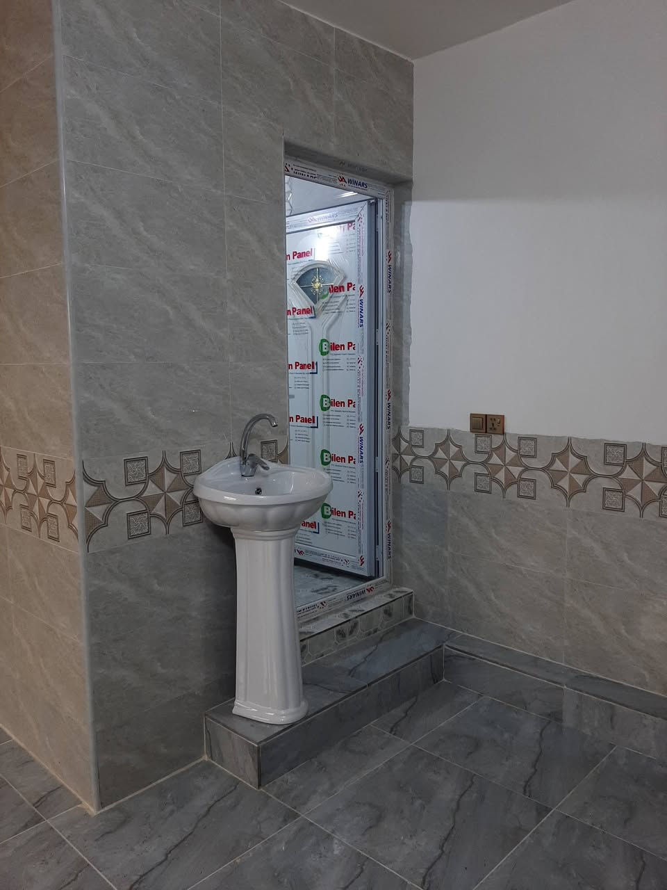 سلام عليكم شقه الايجار جديده مكانها حله شارع 80 حي المعلمين مقابل حلويات مازن ماستر الاستفسار عل رقم ***********بي واتساب
