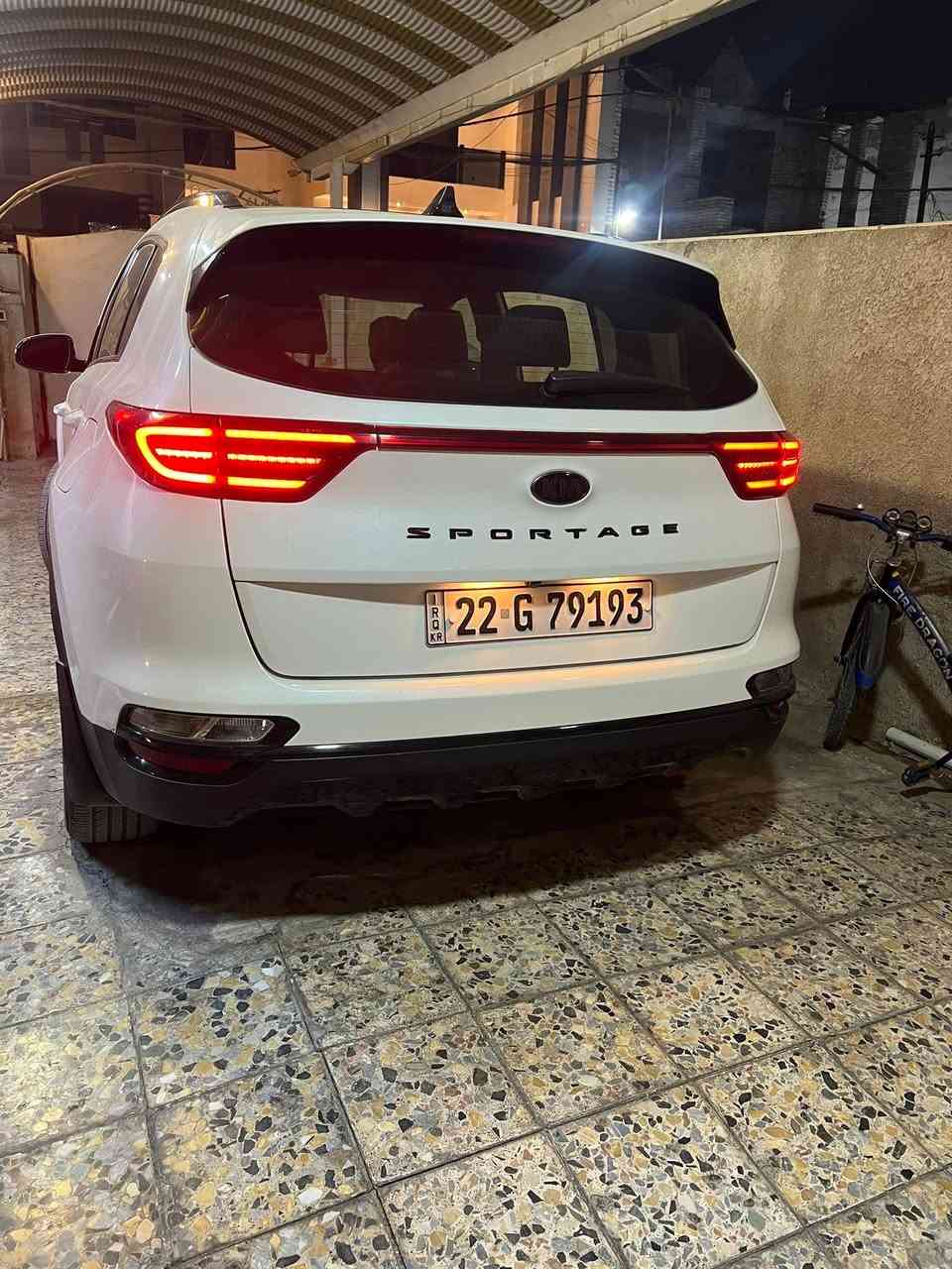 السلام عليكم سبورتج 21 فوول مواصفات كشن جلد وكهرباء ورادار امامي وجانبي وبك لايت لد وبانوراما مرايا شفط و شفتات ستيرن وستيرن رياضي وسايد بريك بصمه وتخم تاير جديد والسياره بصمه فووول الفول بدون ايرباك بدون داخل حت المي مال  شركه رايدها ب ب 184 ورقه بيهه شويه مجال بيع او مراوس حسب القناعه ماشيه 44 الف حقيقي على الفحص الاتصال ***********
