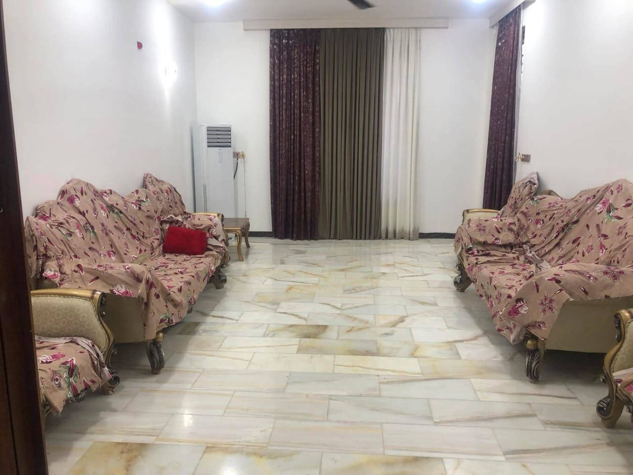 🏡
#من_اجمل_المناطق_السكنيه_الهادئة
 للبيــــــــــع حـــديــــث فـٓــــي حــي الضبــــاط ثــــانـــي بيــــت ع شــــارع 80
_________________
المساحــة // 220م #طـــــابـــــو #صــــرف
الواجهـــــــــة // 10م
النــــــــــــــزال //22م
_________________
🧱#الطابــــــــــــــق #الأرضـــــــــــــي
غـــــرفتيــــــن وصالــــــــــة وهـــــــــــول ومطبـــــــخ  ومجـمــــــــع صحــــــيات داخليــــة وخـــــارجيــــة وكـــراج وطــــارمــــة وحـــديقـــــة ...
🧱#الطابــــــــــــــق #الثانــــــــــــــــي
ثـــــلاث غـــــرف ومجمـــــع صحيــــات متكــــامـــل وهـــــــــول #والطـــــــــابق #الثــــــالــــث بيتونــــــة وسطحيــــن  ...  
_____________💲
السعــــر وبــــاقــــي التفــــاصيـــل ع الاتصــــال
_____________💲 

(***********
