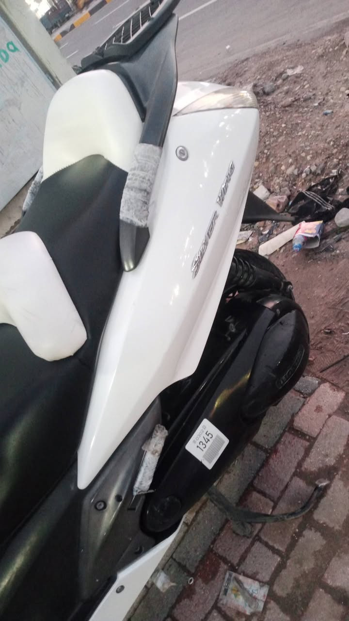 سلام عليكم للبيع دراجه سلفر ونج شقلاه دراجه جديده بمعنه الكلمه مكينه بلكارتون شلعه معدل فول كلها شغاله كهربئيات لايت عالي ناصي دراجه مال جنايه تدفئه بليدات اي بي اس فجوج ذهبيه مكفوله من تاير لتاير مكينه 400  بلمزاد ماشيه 59 وعندي مشت 60 فقط مكاني مدينه الصدر وهاذا رقم تليفوني *********** سعر 24 وبيها مجال للطيبين
