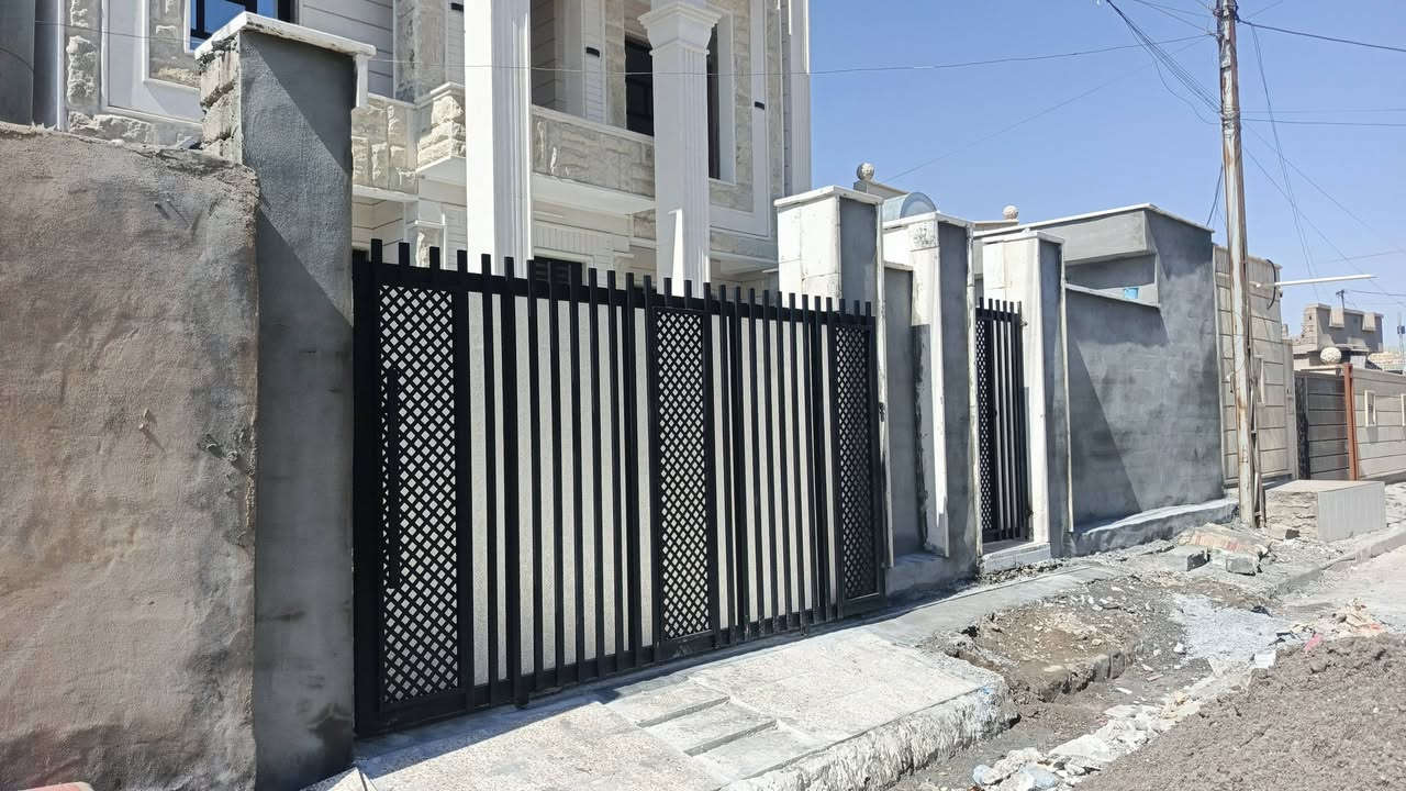 حدادة القيسي

*🔩 من أعمالنا اليوم | باب + حديد* و جام 

تصميم: عمودي مفرغ للخصوصية والتهوية  
المواصفات: حديد ثقيل + طلاء فرن ضد الصدأ  
الموقع: الجميله - الشرقاط 

*تحب هيج شغل لبيتك؟*  
اتصل هسه: ************* 📞  
واتساب متاح على نفس الرقم
السعر المتر الواحد... 150 الف 

#حدادة_القيسي
#أبواب_حديد #سياج_خارجي #ديكور_منازل

هذه مو بس باب . ... هذه عنوان بيتك الجديد 
انت شنو اتريد لباب بيتك... احجيلي بالتعليقات
