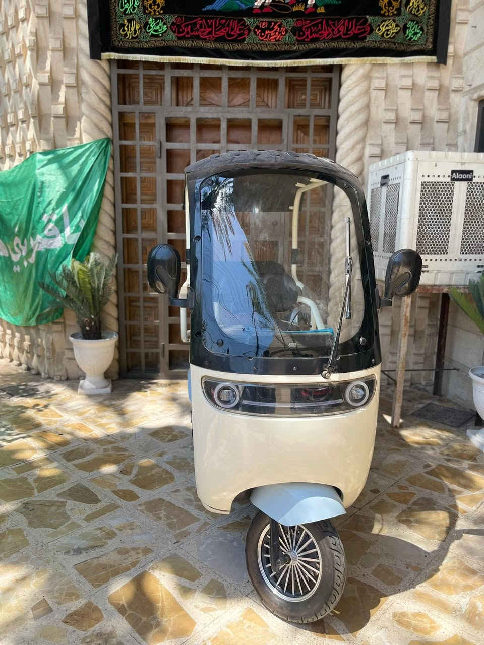 من رخصه الادمن دراجه شحن ٣ تايرات موديل لو ٢٤ لو ٢٥ نضيفه كلش مستخدمه قليل كلش مواصفاته 
شاشه دجتال فول العملاقه الكبيره على طول الدراجه والماسحه مالتها شغاله سويجين وبصمتين نظام D. و R  بريك هايدروليك 3سرعات لايت عالي وناصي + الهورن  بيه ٥ بطاريات عملاقه تمشيك مسافه تقريبا 
٤٠ كيلو اشاير جانبيه  بيها جهاز إنذار ضد السرقه 
صندوق خلفي كبير للخزن شاصي الدراجه قوي جدا بريكات باليد وبلرجل بلوتوث


**إذا كنت صاحب هذا الإعلان وتريد حذفه لأي سبب، رجاءا أرسل رسالة إلى الدعم الفني**