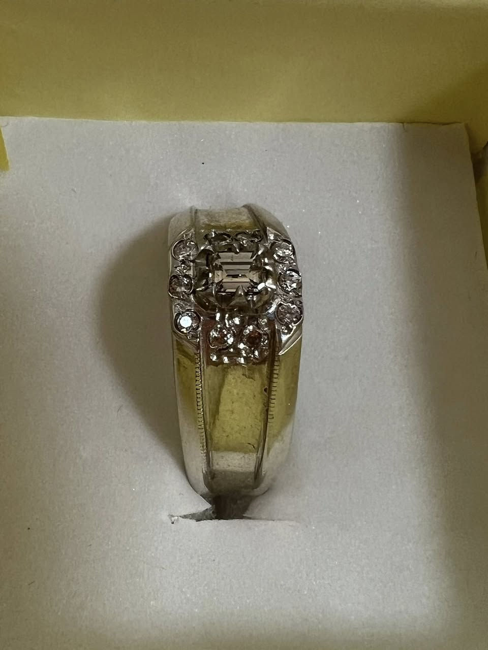 ماسة  بيور بلجيكي طبيعي
خاتم الماس بلجيكي قطع دائري   بيور صافي من الشوائب وغير معالج لا زيوت ولا حرارة ولا لون حر طبيعي 

مع شهادة المنشأ العالمية تكدر تقره الباركود وتتأكد من المعلومات مرصع 10 ماسات من الجوانب والكبيرة بالنص 

***********
