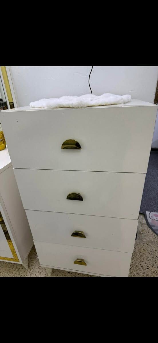 السلام عليكم غرفه 9 قطع للبيع
ضررها موضوع بلصور ماشره عليه 
السعر 500 
عنوان شعب


**إذا كنت صاحب هذا الإعلان وتريد حذفه لأي سبب، رجاءا أرسل رسالة إلى الدعم الفني**