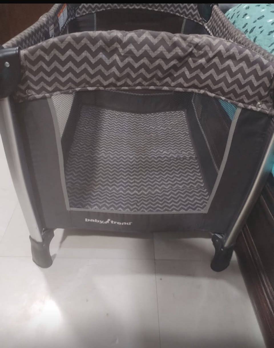 سرير طفل كامل ويتطبك ماركة baby trend 
السعر 130 وبي مجال 

دوشك طفل 120 * 60 
السعر 70 وبي مجال 

مكان بغداد - الشعب 
***********
