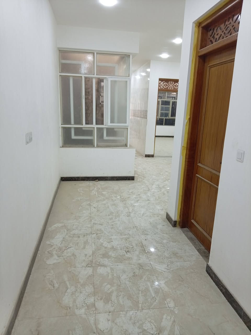 السلام عليكم ورحمة الله وبركاته
يتوفر مشتمل للأجار طابق ثاني مساحة ١٥٠م بناء حديث اول ما طالعين منه العمالة بعده ما مسكون مطلوب عائلة صغيرة قرب سوق الأمين للتواصل على هذا الرقم ***********
