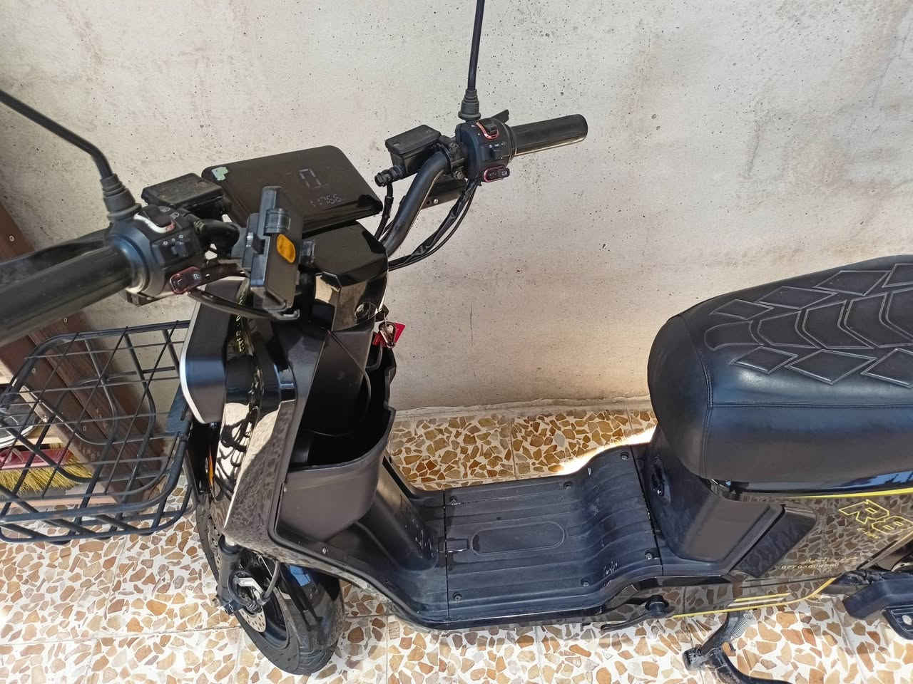 دراجه شحن
نوع : R8
5 بطاريات حجم كبير ويلي
دبل اشاره + خلاط
ليت ناصي+ ليت عالي
هورن + سماعه بلوتوث 
مكان شحانه للموبيل + استناد للموبيل
دبل جك + كلشي شغال بيها
نظافه 85%
السعر 425 وبي مجال للشراي 
اذا ما شراي لا اتعبني فدوه 
للتواصل *********** عبر الواتساب
