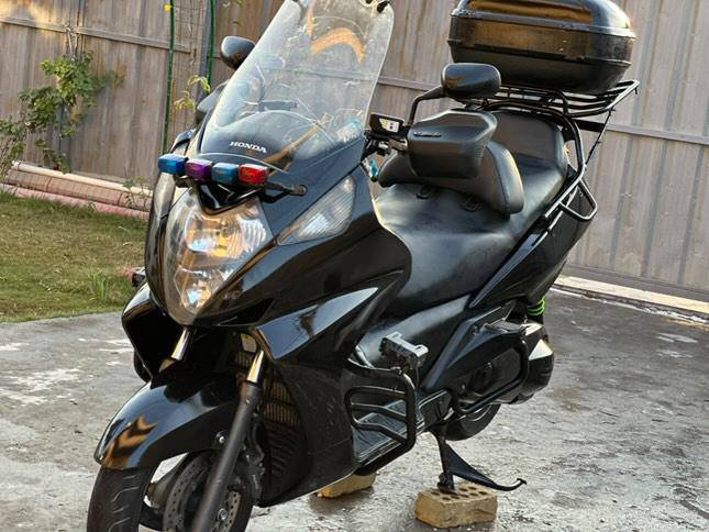 سلام عليكم هوندا سلفر ونج 400 رقم وسنويه بسمي 
مدرعه امريكي كلشي شغال بيه عنوان بغداد زعفرانيه شارع لبطل للستفسار ‏‪***********‬
