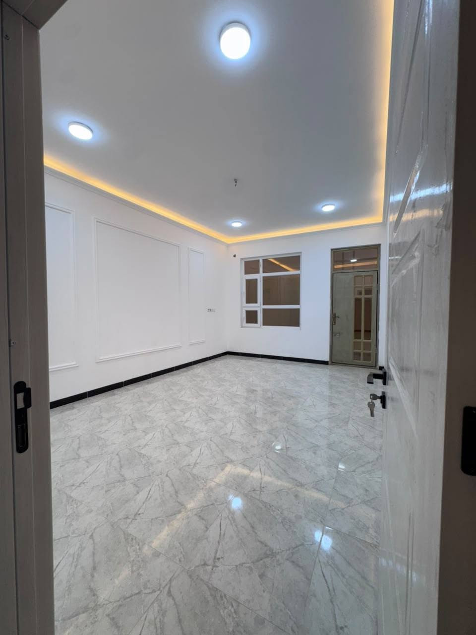 للبيع دار مساحة 150 متر 7.5x20
🏡 دار حديثة للبيع – جاهزة للسكن
✅ البيت جديد بالكامل وغير مسكون سابقاً
📍 الموقع: التصنيع قرب الدفاع المدني
▪️ واجهة الدار لبخ مع تطعيمات فلين 
▪️ جوانب الدار معزولة بالكامل بمادة الفلانكوت
▪️ السطح معزول شتايكر مع فلين 
▪️ 4 غرف نوم واسعة ومريحة
▪️ 4 مرافق صحية بتشطيب متكامل
📞 للاستفسار: اتصال على رقم
*********** ☎️ مكتب الأمين للعقار على شارع 60 مقابيل مجمع طيبة 2
