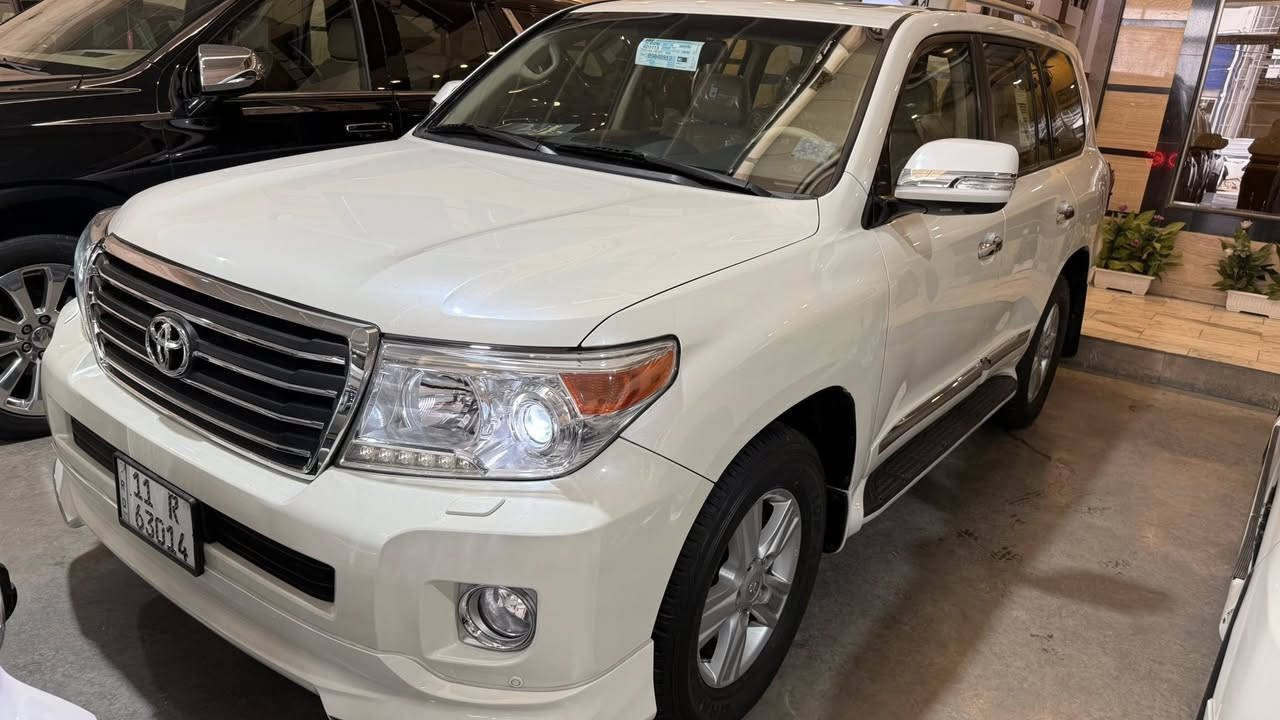 السلام عليكم لاندكروز 2013
بريم 
فتحة سقف 
شاشة 
تحكمات ستيرن 
لايت منضومه زينون 
بصمة 
كراسي كهرباء 
3 قطع تبريد 
6سلندر 
حساس امامي خلفي 
زراك لايت 
ثلاجة وسطية 
كراسي جلد 

السياره بيها بارد بل جاملغ عل كد 3 رصعات 
جديدة السيارة وكلش حلوه 

السعر 37،500 وبيها مجال بسيط 
مكان السياره بغداد 

***********
