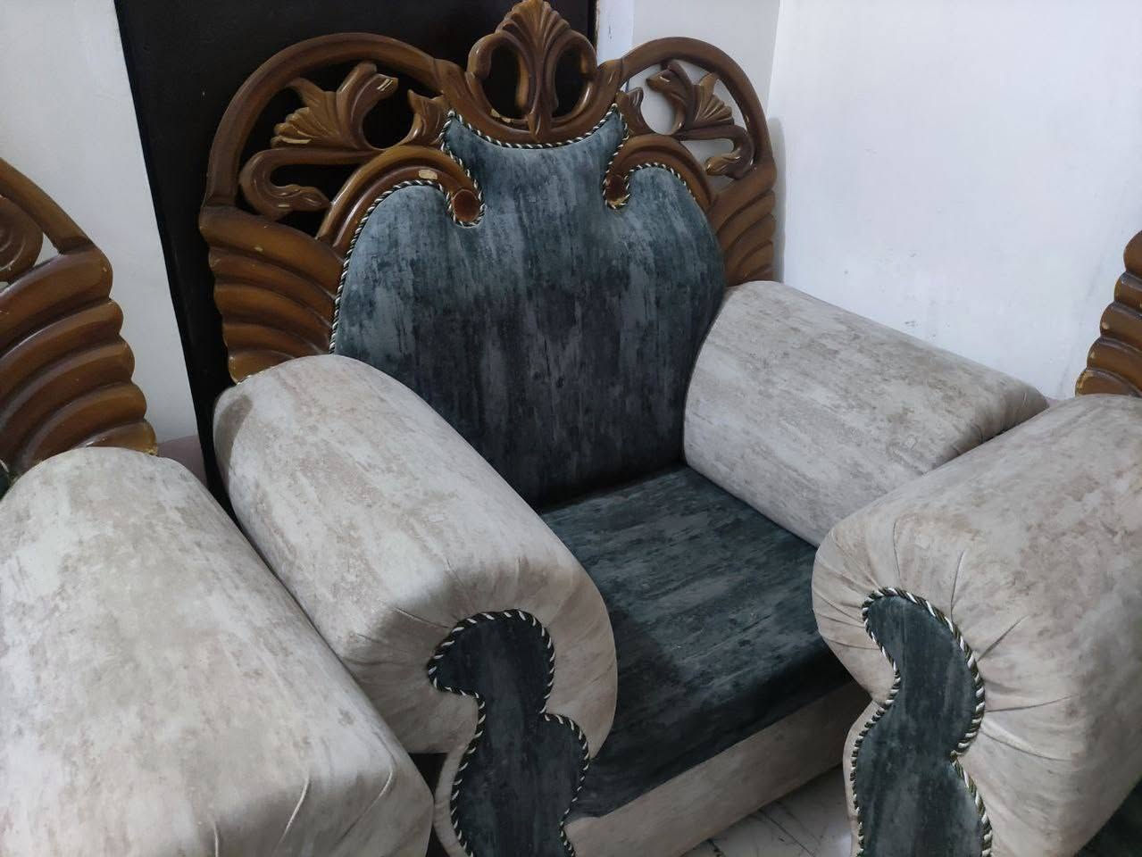 للبيع تخم رئاسي درجه اولى دوشمه جديد درجه اولى يتكون من 10مقاعد
سعر500اتصل على رقم *********** كربلاء, العراق
