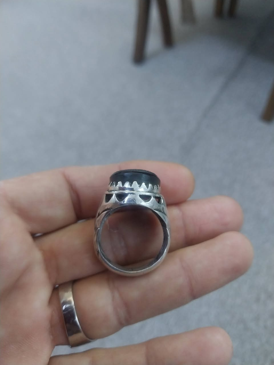 السلام عليكم 
عقيق يماني اسود مخطوط يا حي يا قيوم مقاس الخاتم ٢٢للاستفسار
***********
