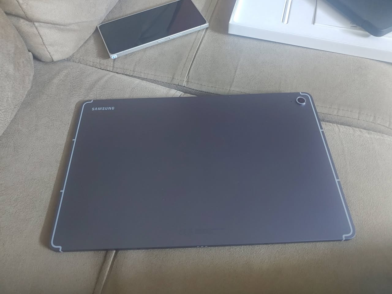 سامسونك تاب اس 10 بلس اف اي 
ذاكره 256 رام 12 ياخذ شريحه يعني 5G شبه جديد كارتونته كامله بيها الشاحن والقلم وحافظة
السعر 750 الف
للاتصال ***********
