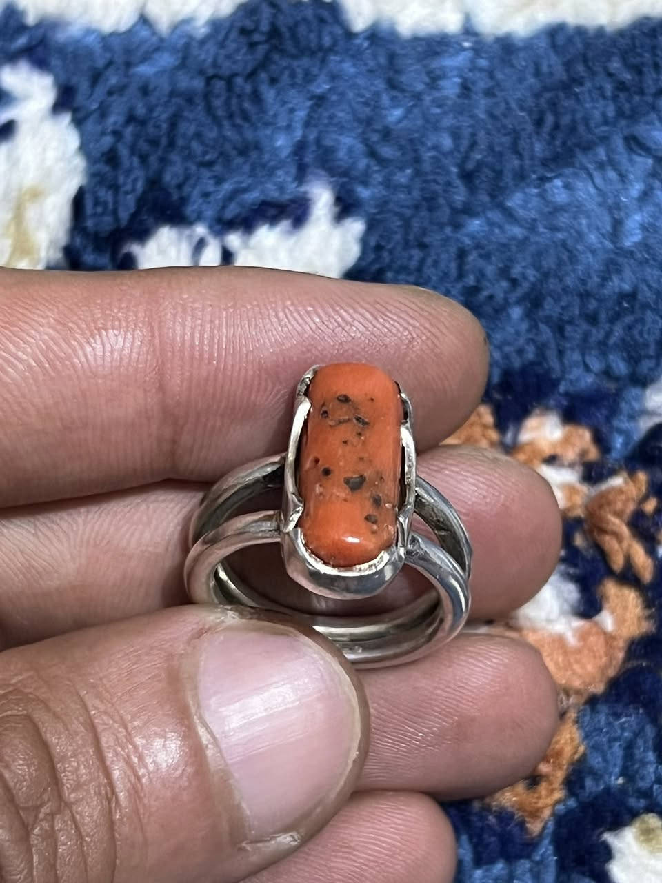 يَخْرُجُ مِنْهُمَا اللُّؤْلُؤُ وَالْمَرْجَانُ                                              خاتم متوج بحجر المرجان الأحمر التونسي 
صياغه يدويه ثقيله فن وابداع 
بغداد م الصدر ***********
