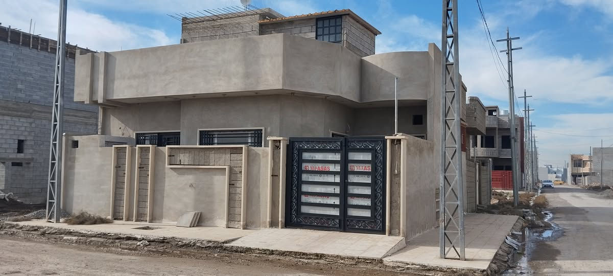 بيت للبيع مساحة ١٠٠ م مربع ركن شرؤق بالتربية الرابعة الفرع الي بظهر سايدين ثلاثين غرفة نوم جوة وغرفة فوك البيت كامل بس مرحلة ثانية كهربائيات ومجاري ناقصه الغرفة الفوك مصبوبة فقط البيت مو شغل مقاول بناء احسن المواد
مطلوب للجمعية ١٤ مليون 
سعر البيت ٨٣ وبي مجال ماعدا الأقساط
الاتصال ع الرقم *********** لاي استفسار
