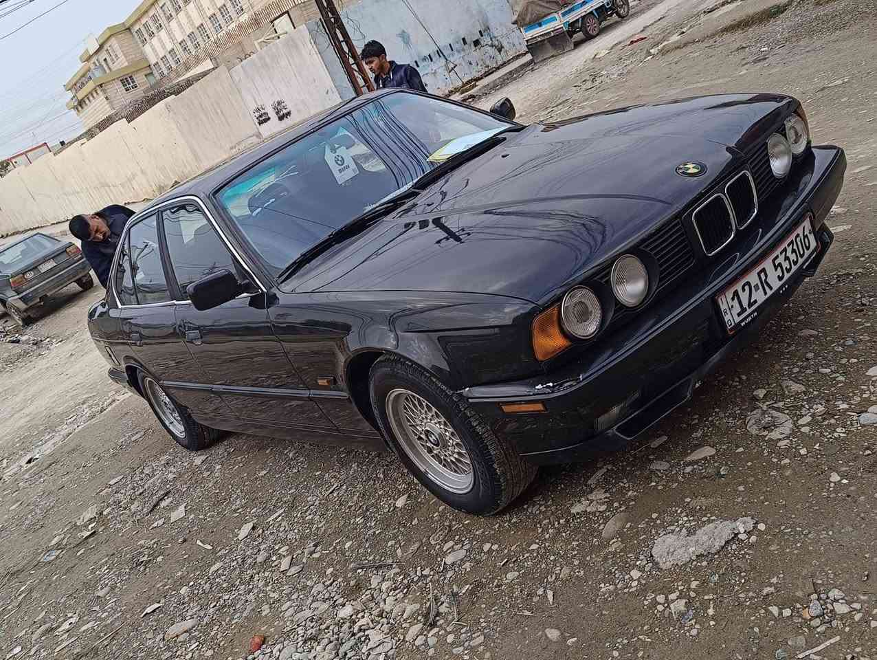 السلام وعليكم بي ام للبيع  525موديل 91 صبغ جماليه بدون ضرر هزه جديده السياره بسمي العنوان موصل السعر65 بيها مجال  ***********ــــ،، ***********
