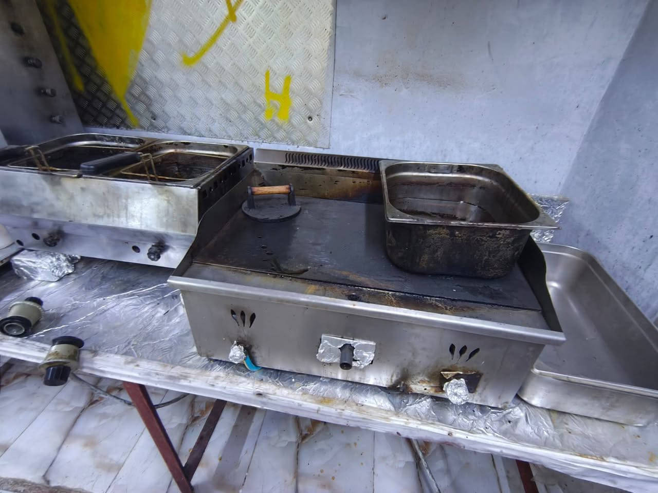 غراض مطعم للبيع 
1.شوايه كص 7 عيون. 150الف
2. غلايه سعرها 100الف
3.اكريل بركر سعره 100الف
4.ميز كاشير سعره 100الف
5. عارض عاموديه سعرها 300الف
6 مجمده سعرها 300 الف
مكاني بغداد المحموديه اللطيفية 
***********متواجد واتساب واتصال
