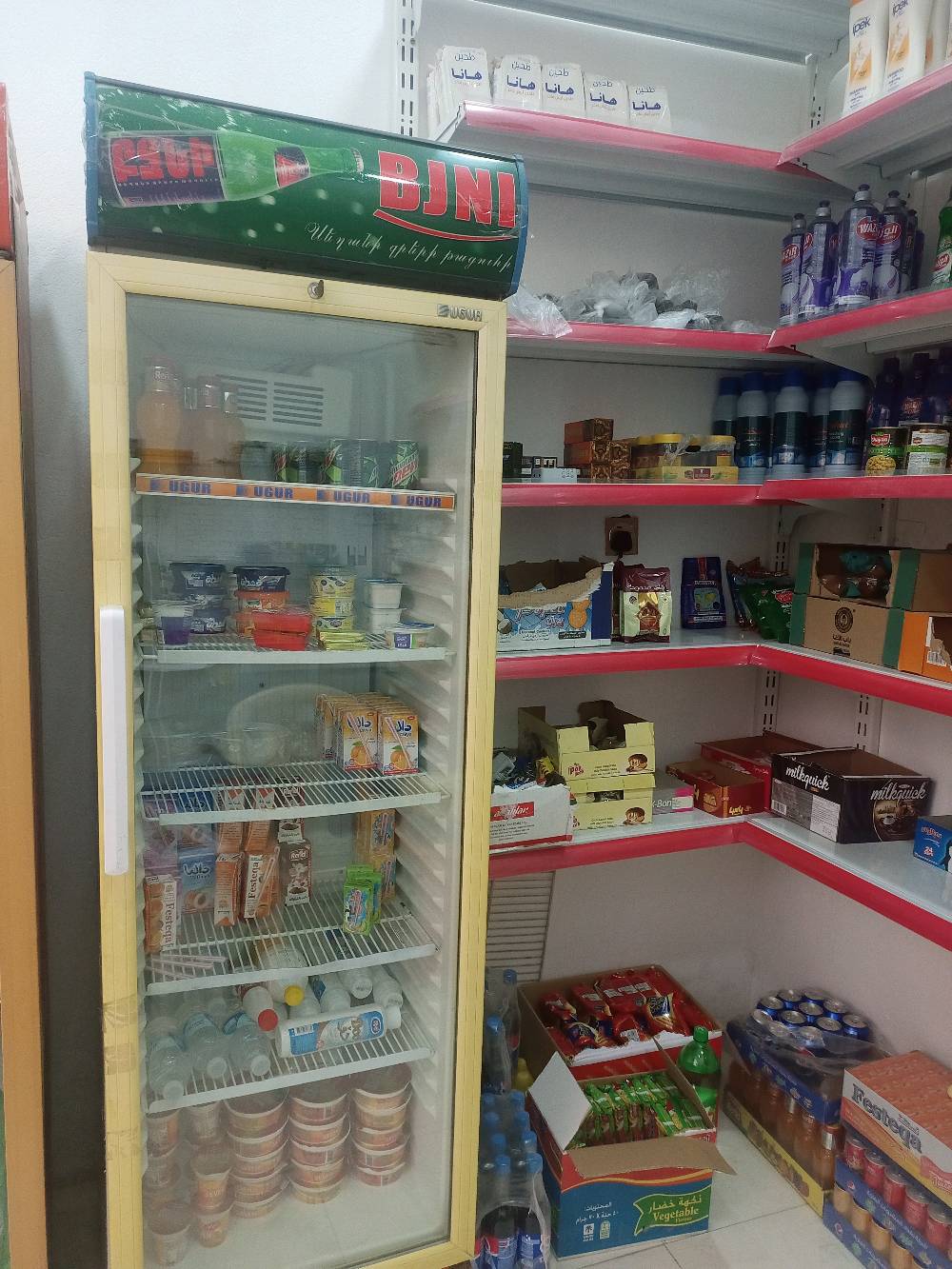 محل اسواق للايجار دخلا اليومي من 85 الى140التجهيزات: المحل يحتوي على ثلاجات عرض (كوكاكولا، بيبسي، وغيرها) بحالة ممتازة، تجميد، ورفوف نظامية مرتبة كاملة.
البضاعة: متوفرة ومقسمة (مواد غذائية، منظفات، ألبان، ومستلزمات يومية).
الترتيب: المحل نظيف جداً، إنارة ممتازة، وأرضية مرتبة مع باب نظامي واسع.
الموقع: العبيدي - (قرب مدرسة سلام الكناني ملاحظة: المحل "لقطة" للي يريد يستلم ويشتغل مباشرة بدون تعب التأسيس.