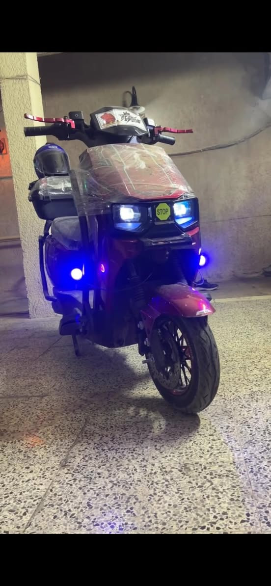 سلام عليكم من رخصتكم 
دراجة شحن للبيع جديدةة مستخدمة فقط شهرين او اقل ماشية قليل على كد مدرسة والبيت اشتريتهة شهر ١١ نهاياتة 
ملف ٢٠٠٠ / ٦ بطاريات كبار تمشيك ٨٥ كيلو / مزودة عقل رياضي / يدات رياضي / ويل رياضي / عدسات زنون / عدسة بومة / درع داير مداير الدراجة / تشغيل عن بعد / كارت شاشة تشغيل / تقفيل وفتح الدراجة بل بصمة كذلك / صندوكين بيهة 
سعر ٨٥٠ وبيهة مجال حك الجية 
مكاني بغداد شارع فلسطين 
رقم التواصل ***********
