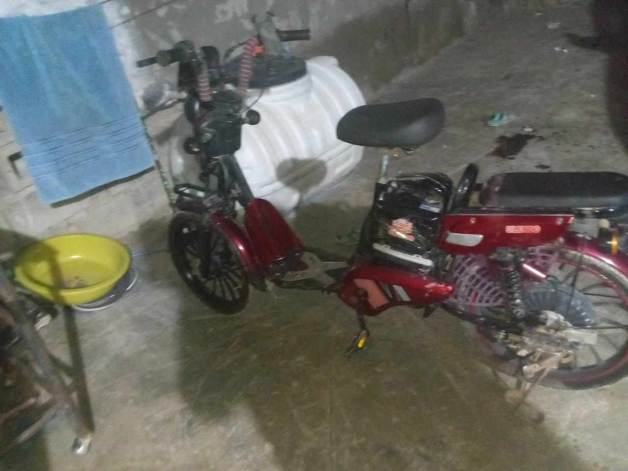 السلام عليكم شباب دراجه شحن دراجه كلهه شغاله كه،ربائيات كلهه شغاله بس اشاير الامام ولايت ضعيف اما جهاز صرقه جهاز امان للطريق سويج عدد 2 بصمه عدد 1 بطاريات فوك النص عمر بس دراجه حلوه للبيع او مراوس شعدك نزل *********** فقط وتساب
