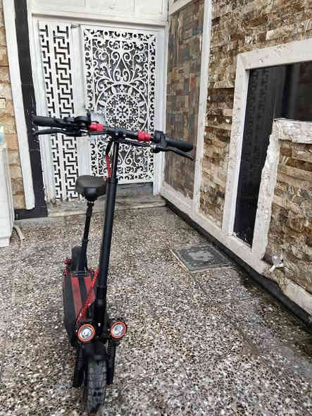 سكوتر شحن للبيع بطاريات ليثيوم الشحنه الواحده تمشي 45كيلو دبلات امامي لايتات الأيدي  أشاره يمنا يسره يجي بي سويجين بس شويه الشاشه بيها كسره السعر420 الف وبيها مجال مكاني بغداد السيديه للاستفسار ***********
