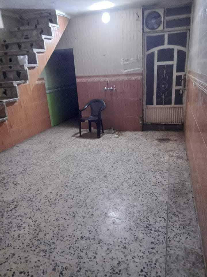 دار للايجار المساحه ١٠٠متر طابق ارضي يحتوي على استقبال كبيره حولي مطبخ وخدمات وغرفه كبيره
ايجاره ٤٠٠ وبيه مجال
العنوان  الشعب الديوان قرب شارع ١٥ 
للإستفسار اتصل على الرقم *********** 
او مراجعه المكتب الواقع الديوان قرب شارع ١٥
باداره :ابو جود
