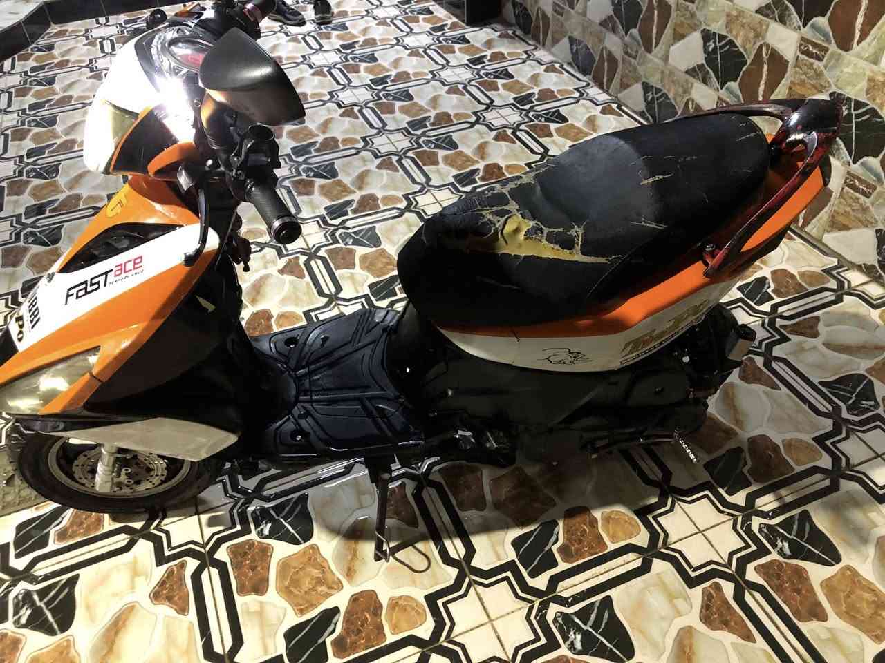 سلام عليكم
دراجه ماكس مضلع للبيع عليها صالنصه FM وعليها سلف 55 رياضي الدراجه مكفوله وياها كلج أمامي والسلف البلادي هم موجود والراجز والدشلي حتى الفاكيوم البلادي موجود الدراجه مكفوله من كلشي تجي تاخذها شرط الفحص 
السعر اتصال ***********
